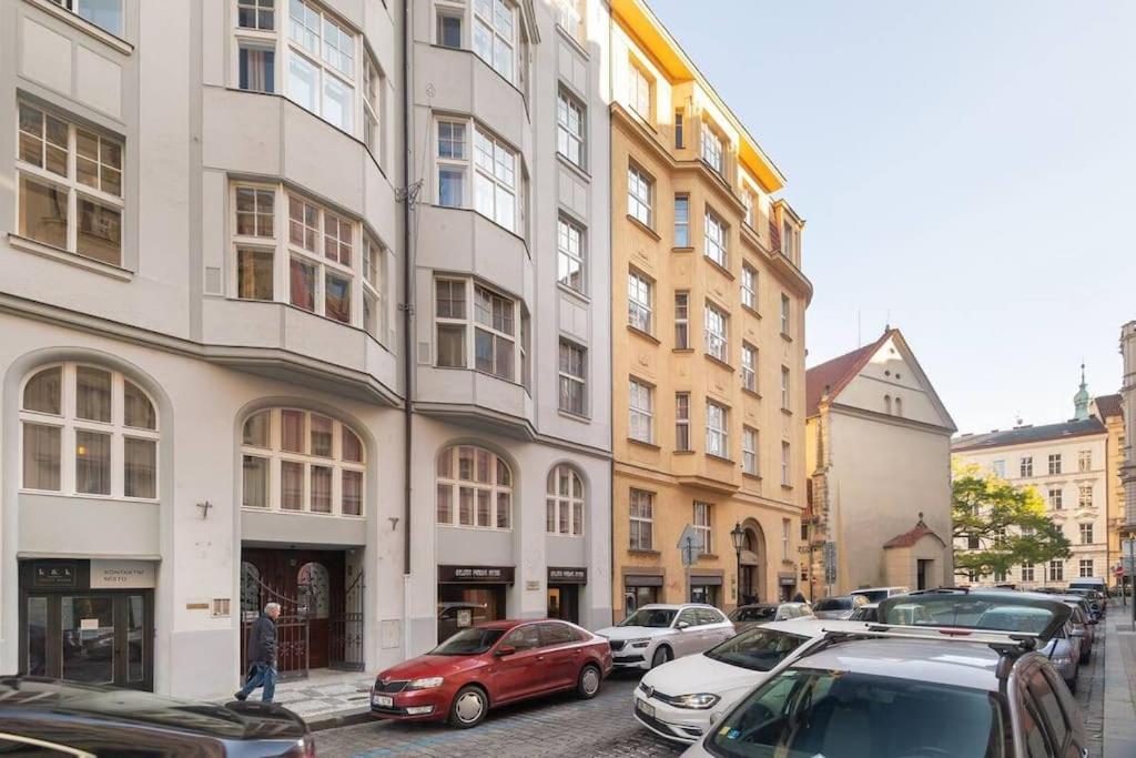 Luxury Apartment On Old Town Square Прага Экстерьер фото